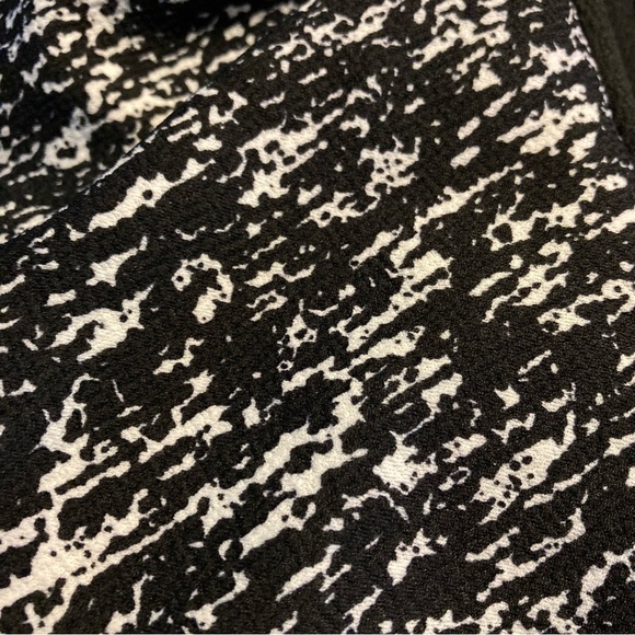 Avenue Size 26/28 Black and White Pattern Top NWT - Picture 5 of 10